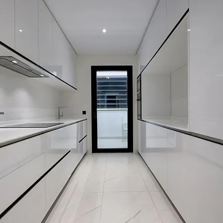 Chic Penthouse With Scenic Views At Hills! Apartament *