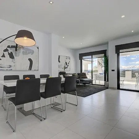 Chic Penthouse With Scenic Views At Hills! *