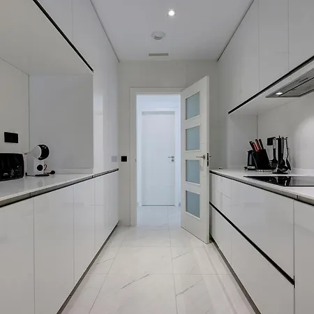 Daire Chic Penthouse With Scenic Views At Hills! *