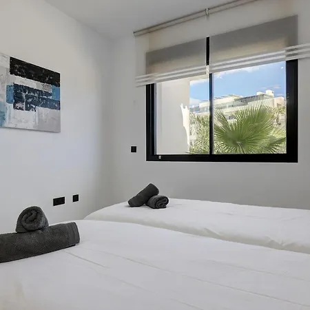 Daire Chic Penthouse With Scenic Views At Hills! Estepona