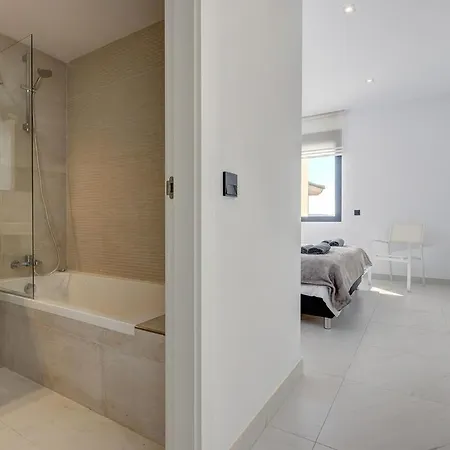 Chic Penthouse With Scenic Views At Hills! Daire Estepona