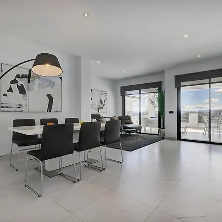 Chic Penthouse With Scenic Views At Hills!