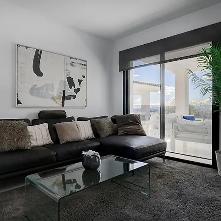 Chic Penthouse With Scenic Views At Hills! Daire Estepona