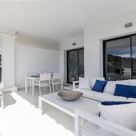 Chic Penthouse With Scenic Views At Hills! *