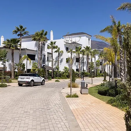 Chic Penthouse With Scenic Views At Hills! Estepona