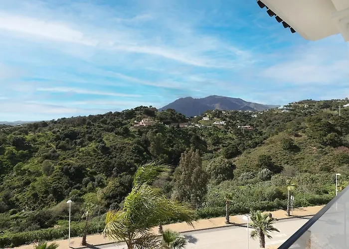 Chic Penthouse With Scenic Views At Hills! Апартаменти