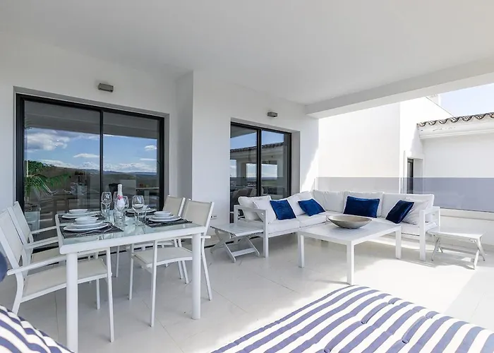 Chic Penthouse With Scenic Views At Hills! Естепона