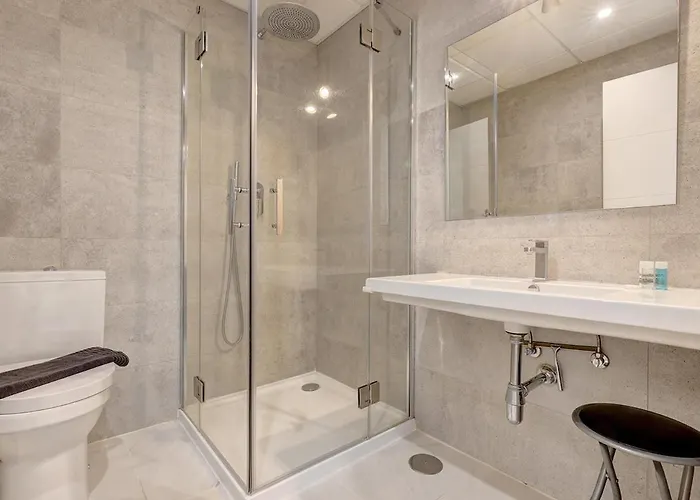 Chic Penthouse With Scenic Views At Hills!