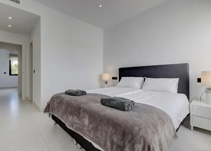 Chic Penthouse With Scenic Views At Hills! Апартаменти *