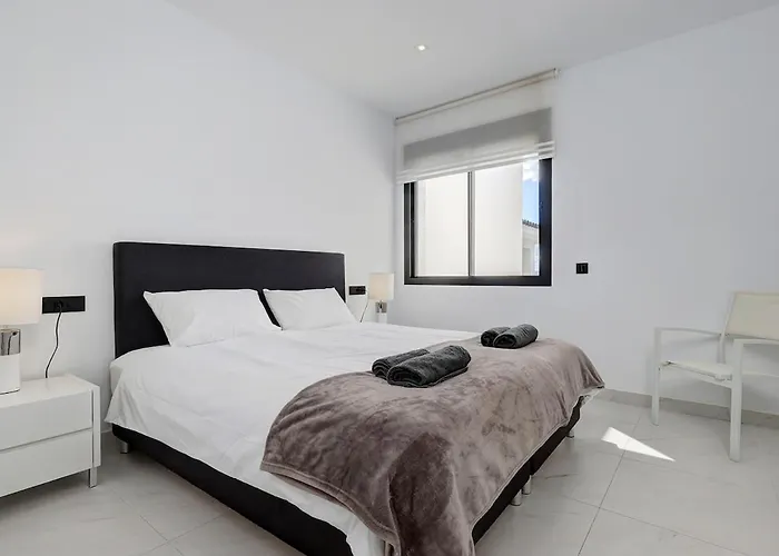 Chic Penthouse With Scenic Views At Hills! Апартаменти *