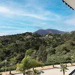 Chic Penthouse With Scenic Views At Hills! Apartment