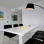 Apartment Chic Penthouse With Scenic Views At Hills!