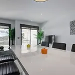 Apartment Chic Penthouse With Scenic Views At Hills! *