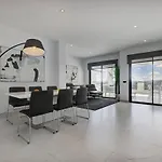 Chic Penthouse With Scenic Views At Hills!