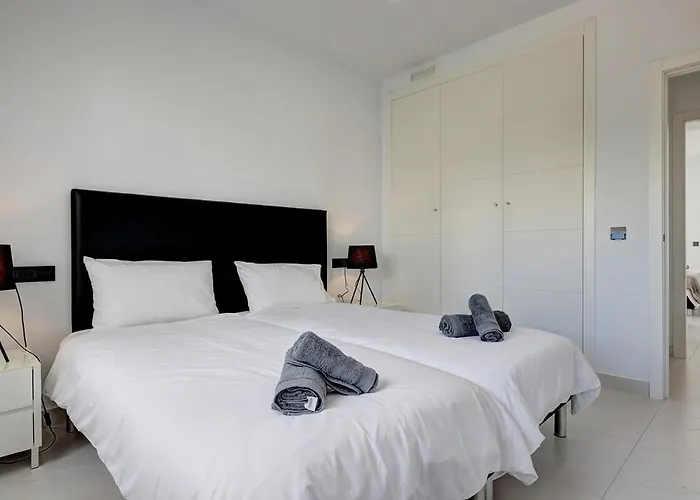 Chic Penthouse With Scenic Views At Hills! *