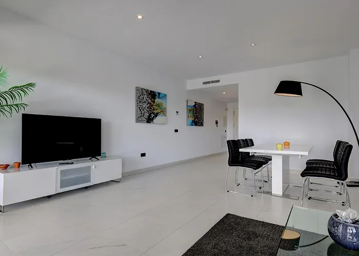 Chic Penthouse With Scenic Views At Hills! Estepona