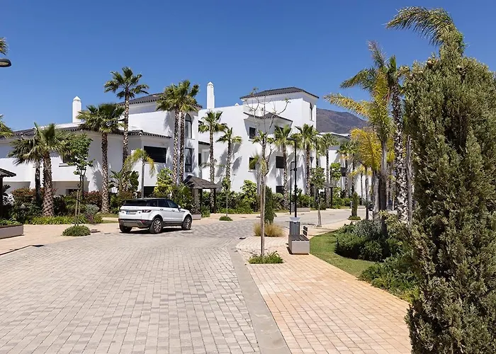 Chic Penthouse With Scenic Views At Hills! Estepona