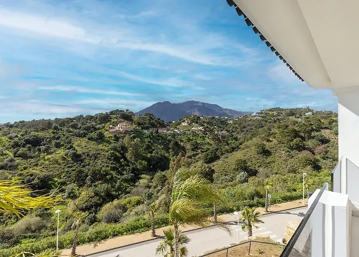 Chic Penthouse With Scenic Views At Hills! Estepona