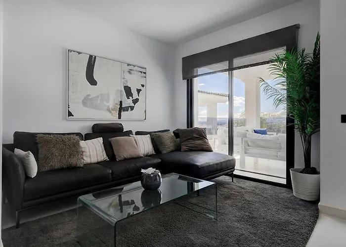 Chic Penthouse With Scenic Views At Hills! Apartman Estepona