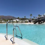 Chic Penthouse With Scenic Views At Hills!