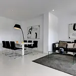 Chic Penthouse With Scenic Views At Hills! Apartment
