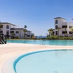 Apartment Chic Penthouse With Scenic Views At Hills!