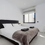 Chic Penthouse With Scenic Views At Hills! Apartment *