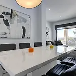 Chic Penthouse With Scenic Views At Hills! Apartment