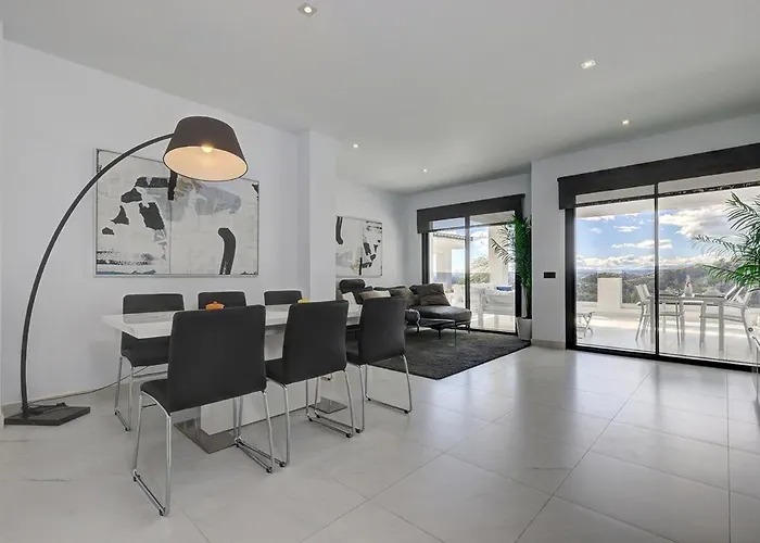 Chic Penthouse With Scenic Views At Hills! *