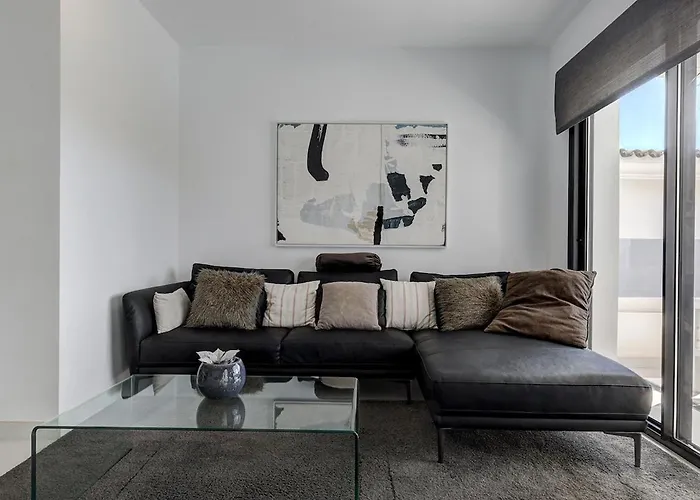 Chic Penthouse With Scenic Views At Hills! Апартаменты