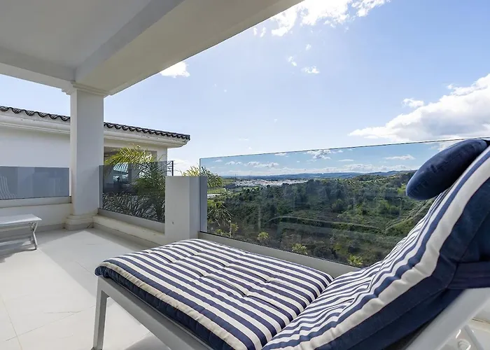 Chic Penthouse With Scenic Views At Hills! Апартаменты Эстепона