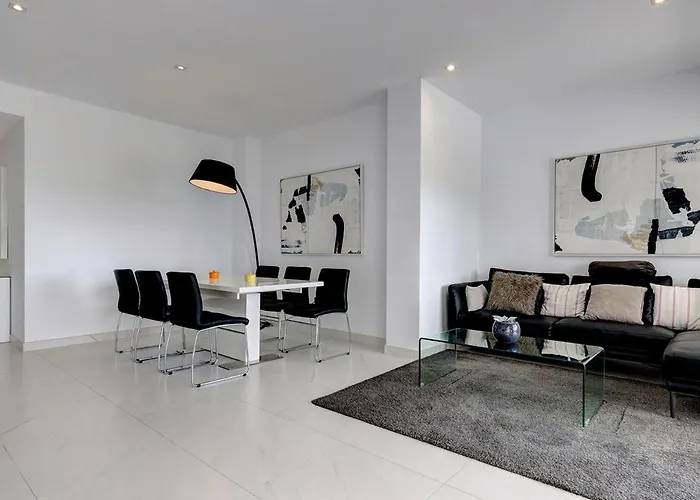 Chic Penthouse With Scenic Views At Hills! Апартаменты