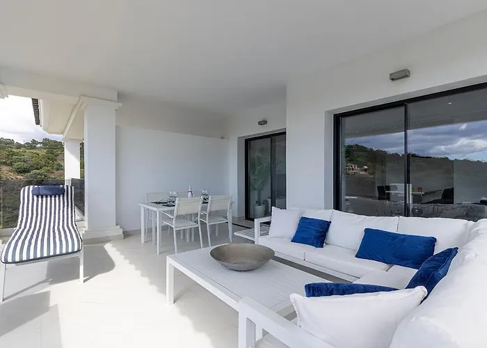 Апартаменты Chic Penthouse With Scenic Views At Hills! Эстепона