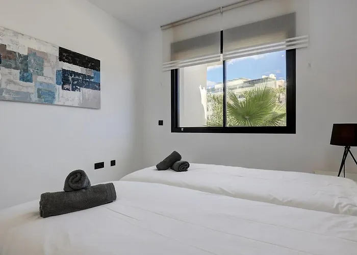 Апартаменты Chic Penthouse With Scenic Views At Hills! Эстепона