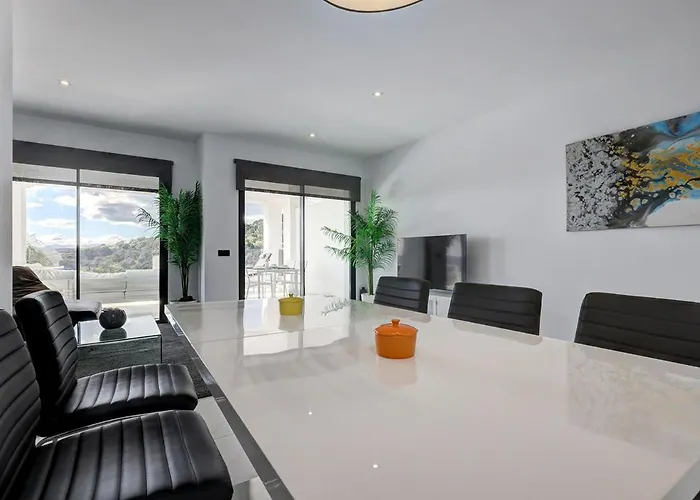 Апартаменты Chic Penthouse With Scenic Views At Hills! *