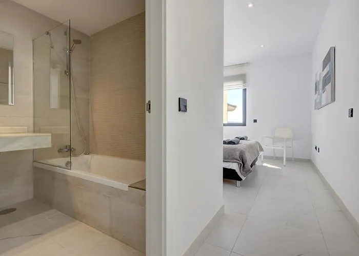 Chic Penthouse With Scenic Views At Hills! Апартаменты Эстепона