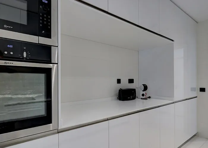 Апартаменты Chic Penthouse With Scenic Views At Hills! Эстепона