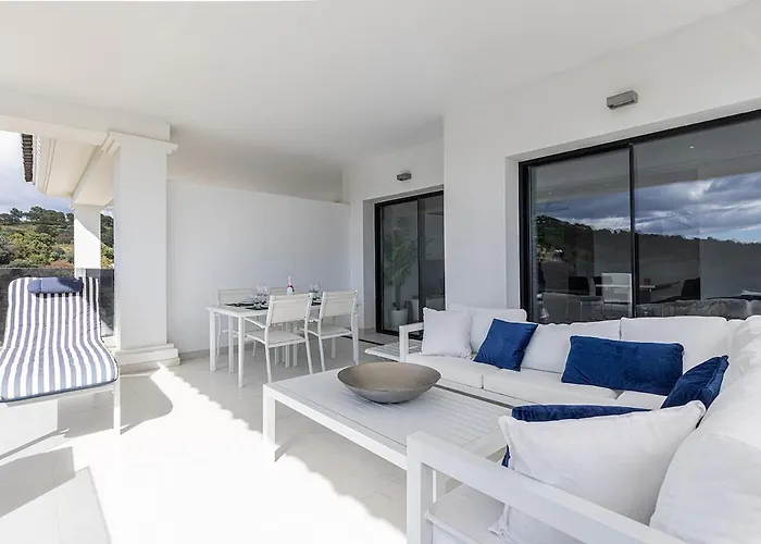 Chic Penthouse With Scenic Views At Hills! *