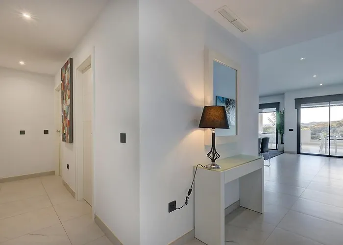 Chic Penthouse With Scenic Views At Hills! Апартаменты