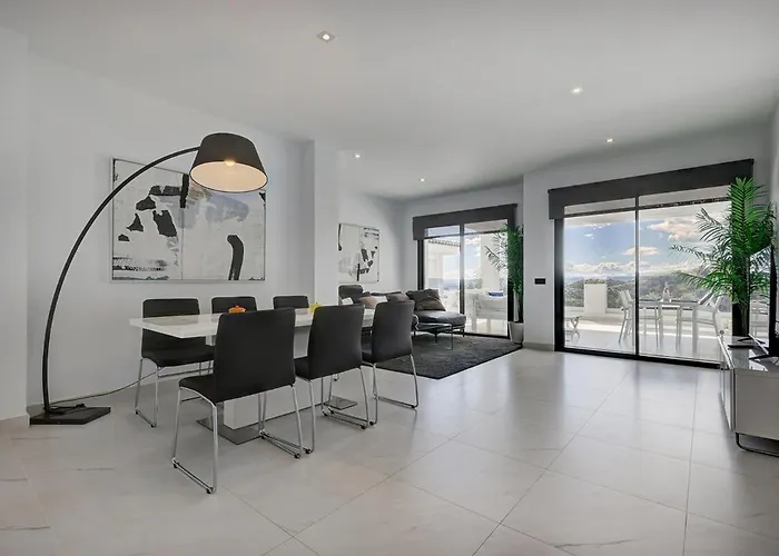 Chic Penthouse With Scenic Views At Hills!