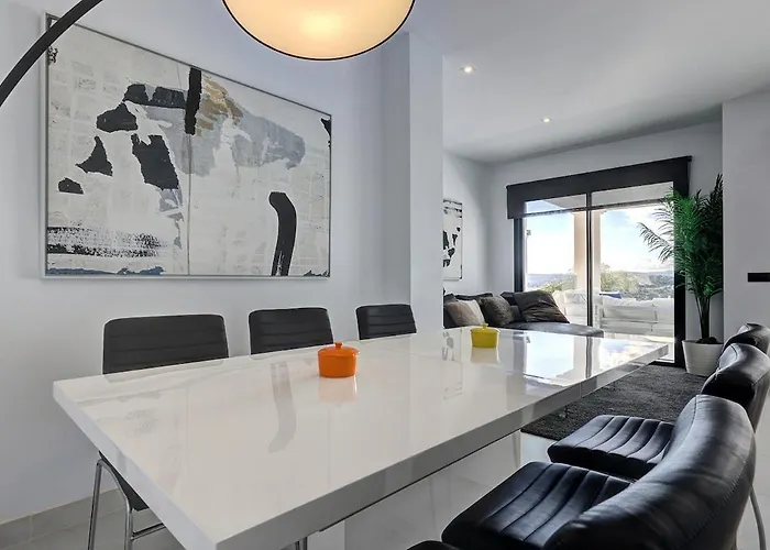 Chic Penthouse With Scenic Views At Hills! Апартаменты